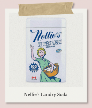 Nellie's ランドリーソーダのレトロな缶が写ったポラロイド風画像。ナチュラルな洗濯洗剤。