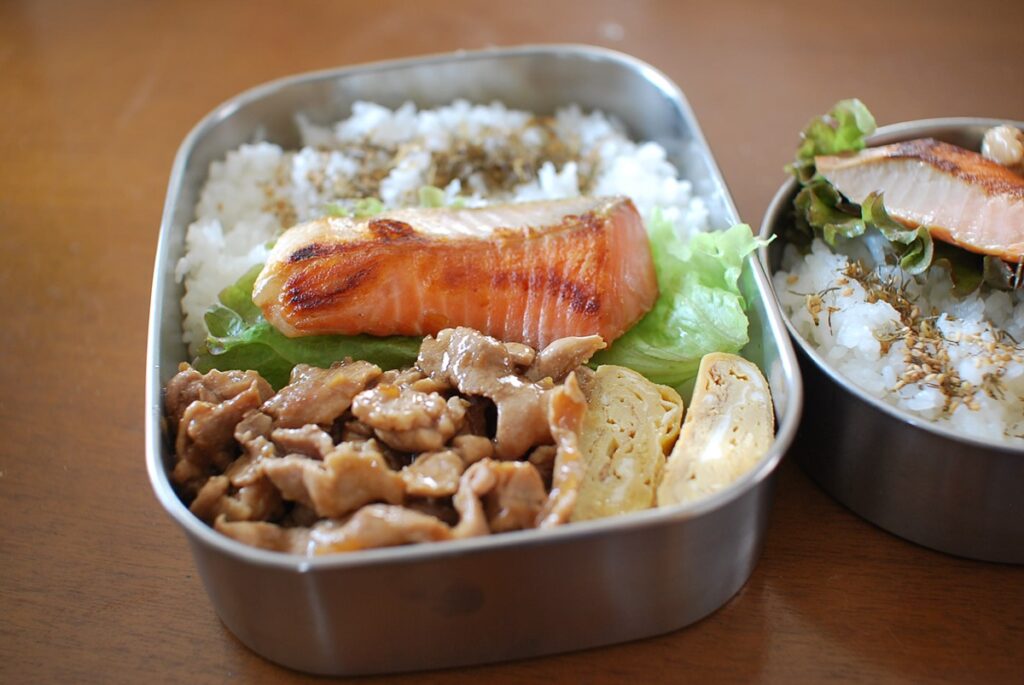 夏休みのお弁当作りと家族の記録を描いた日記のイメージ画像