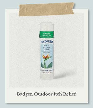 Badger（バジャー）のオーガニック アウトドア イッチ リリーフ（かゆみ止めバーム）、17g。虫刺されや軽い刺激によるかゆみを和らげるバーム。ポラロイド風。