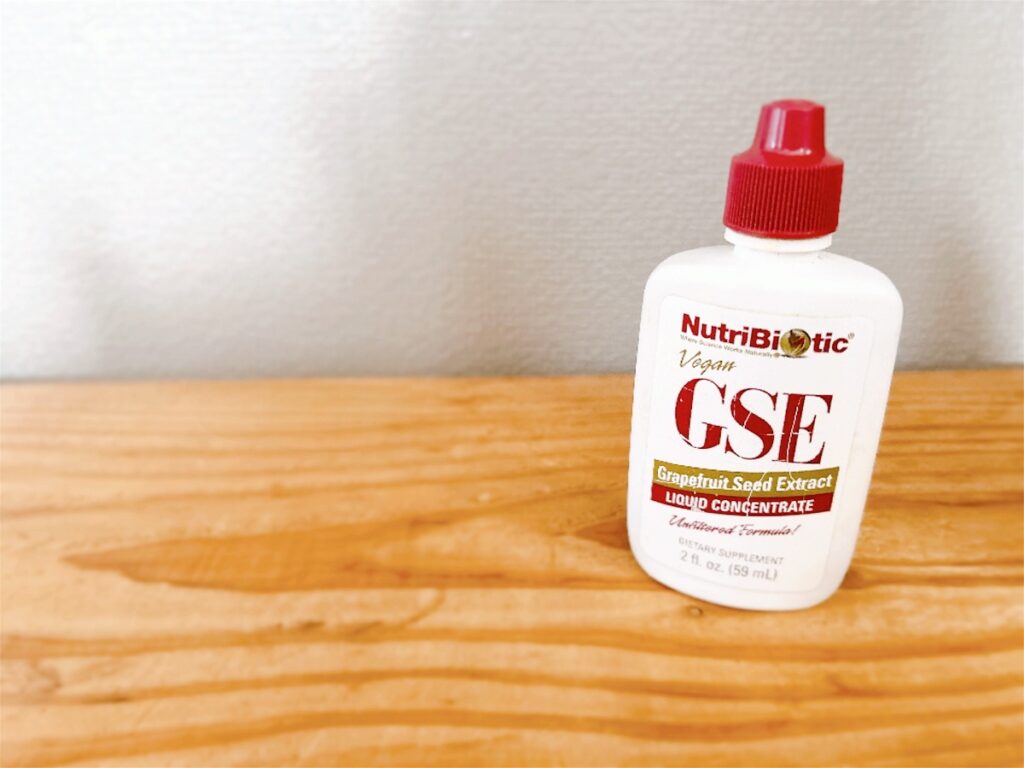 棚のすみに置かれたNutriBiotic GSE濃縮液体｜冬の体調管理に寄り添う1本