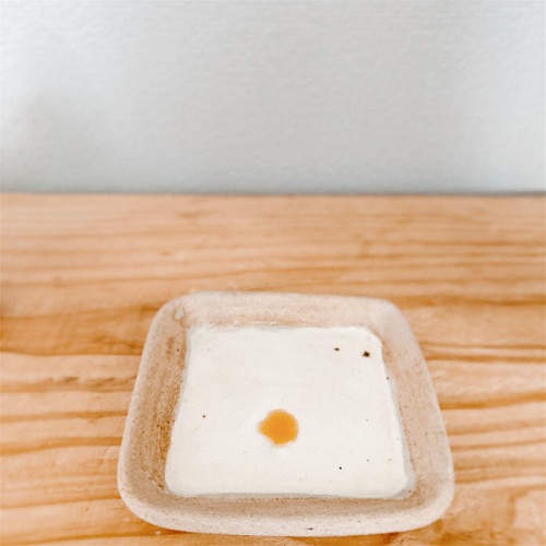 豆皿に垂らしたGSEの2滴｜喉のムズムズに効く天然の一滴