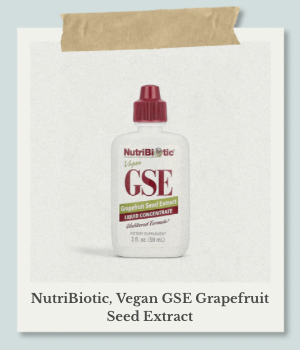 NutriBiotic Vegan GSE グレープフルーツ種子エキス濃縮液のボトルをポラロイド風の写真で紹介。iHerbで購入可能で、天然成分で喉の不調や口内ケアをサポートする液体サプリメント。