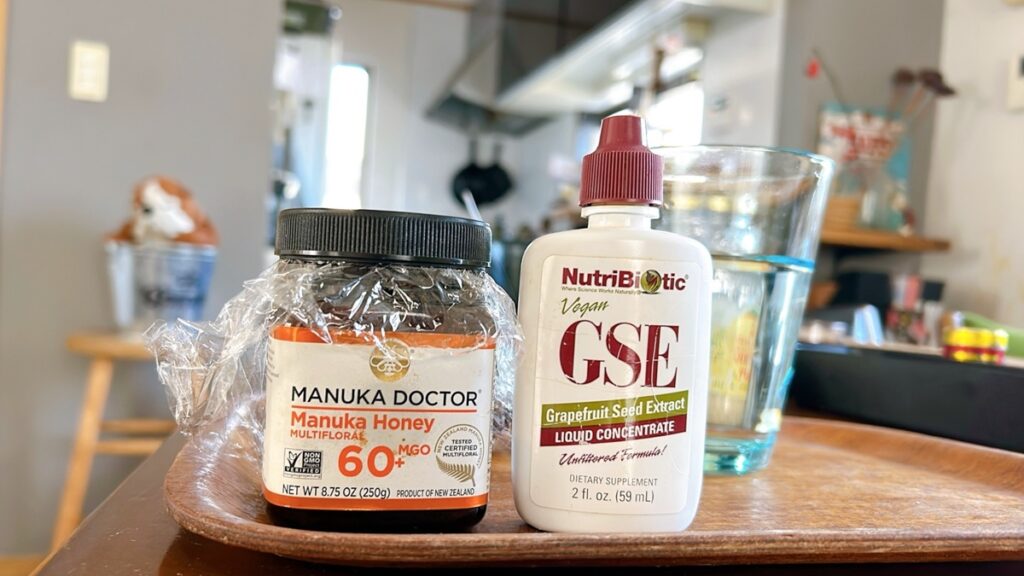 マヌカドクターのモノフローラルマヌカハニー MGO 60+の瓶。iHerbで購入した風邪の引き始めの喉ケアに使う家庭の常備食。