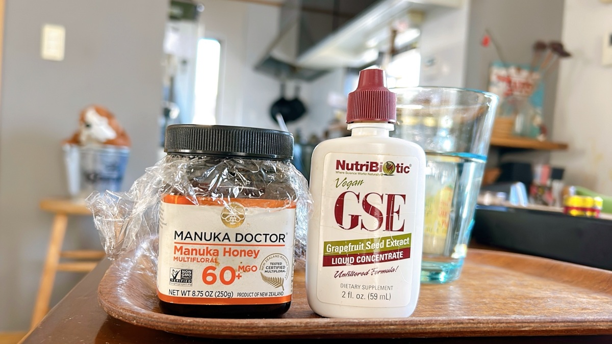 マヌカドクターのモノフローラルマヌカハニー MGO 60+の瓶。iHerbで購入した風邪の引き始めの喉ケアに使う家庭の常備食。