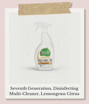 Seventh Generation（セブンスジェネレーション）のレモングラスシトラスの香り付き除菌多目的クリーナーのスプレーボトルを写したポラロイド風写真。安心感のあるボトルと、フレッシュな香りをイメージした手書き風の文字が入っている。
