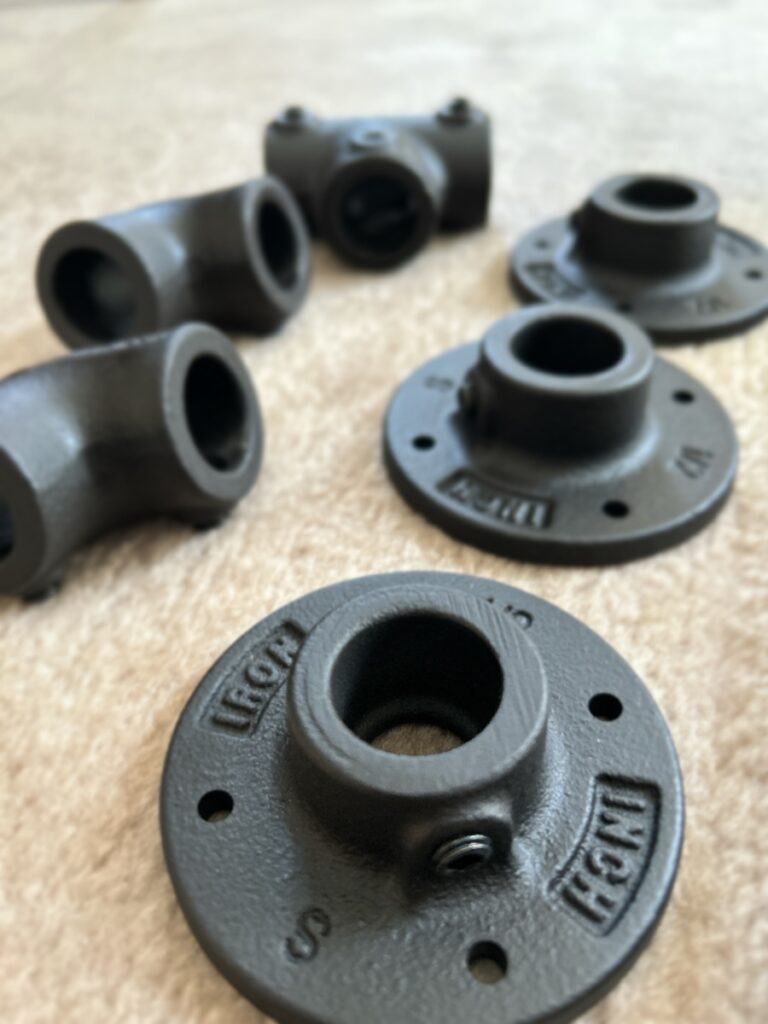 DIY用のアイアン製フランジ（固定金具）とL字継手のクローズアップ。