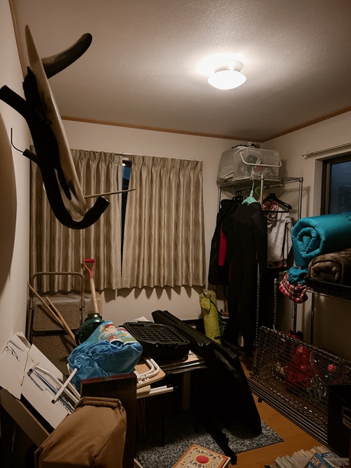 散らかったサーフィン部屋。サーフィン以外のものはカオス状態。