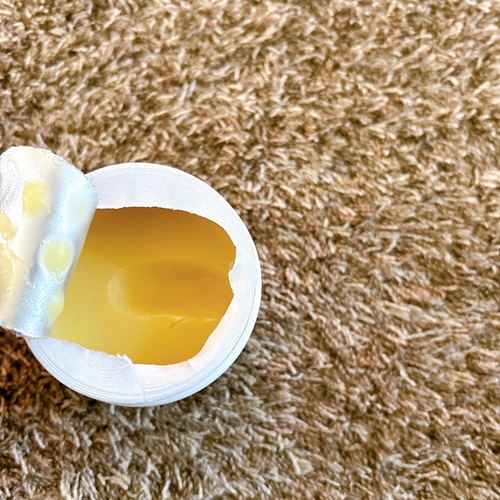 Now Foodsピュアラノリンの中身。黄色く固いバーム状のテクスチャ。