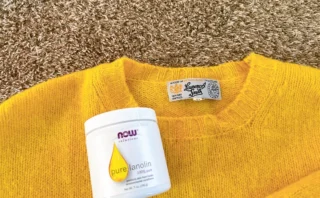 iHerbで購入したNow Foodsのピュアラノリンと黄色のウールセーター。セーターを縮ませない洗い方のイメージ。