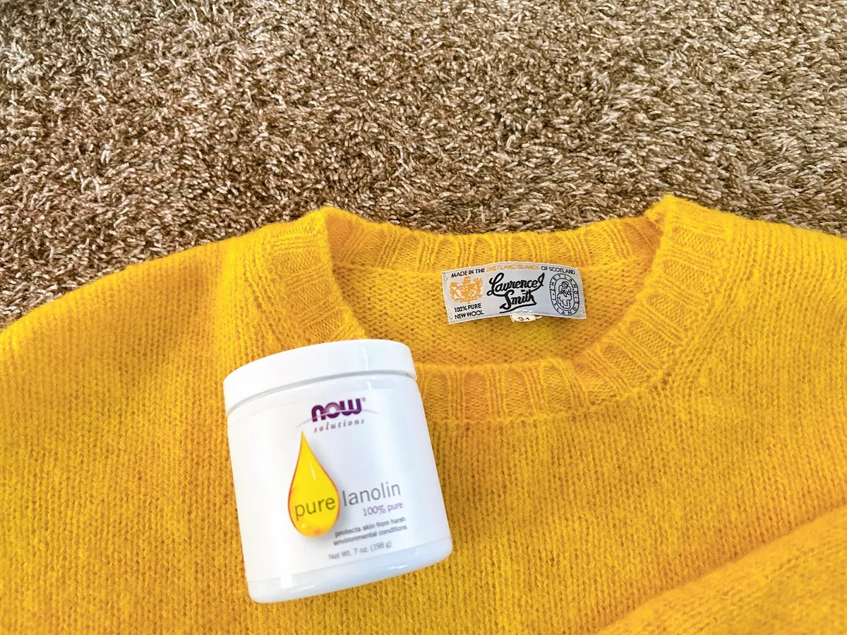 iHerbで購入したNow Foodsのピュアラノリンと黄色のウールセーター。セーターを縮ませない洗い方のイメージ。