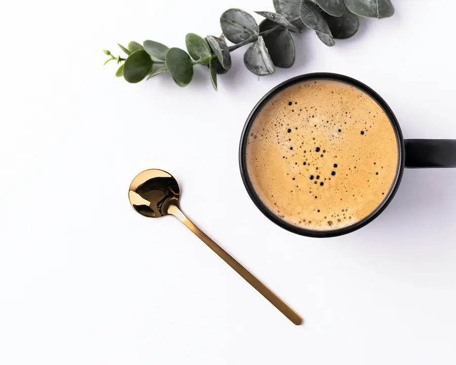 コーヒーにコラーゲン粉末を混ぜて飲むイメージ