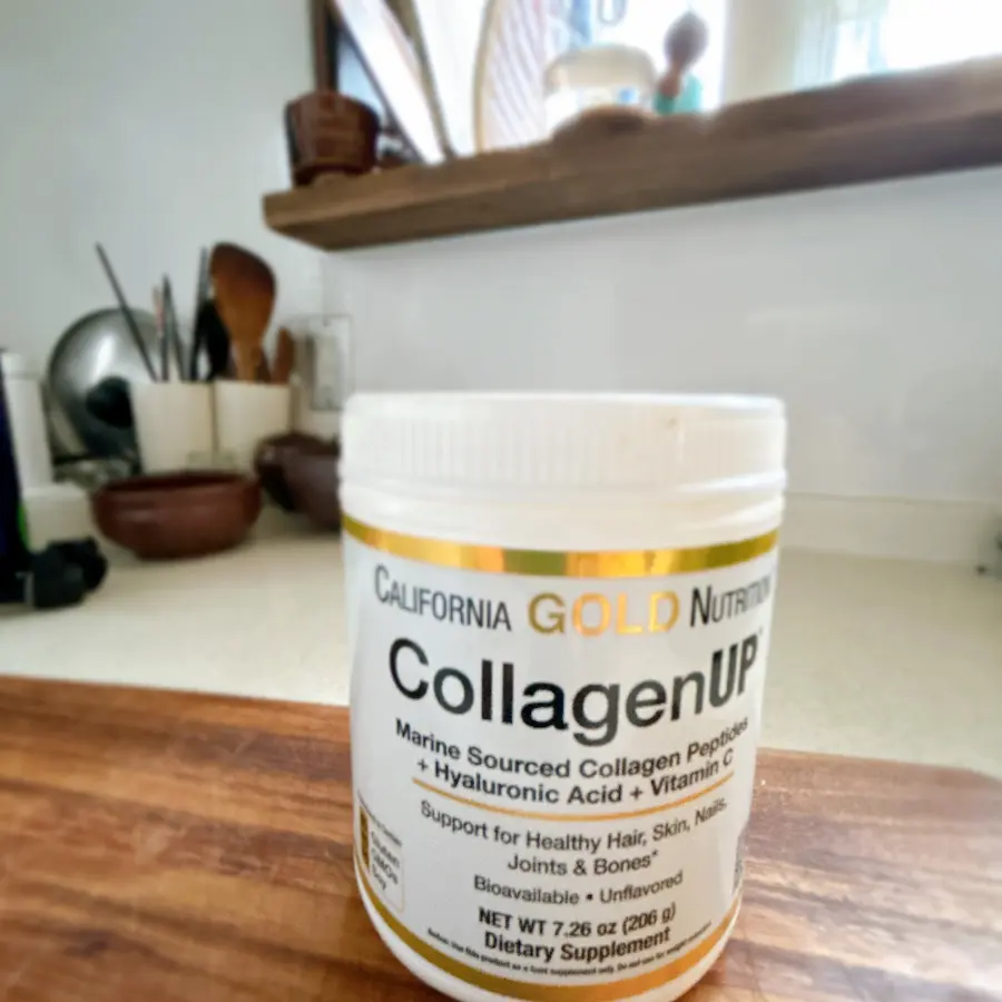 iHerbで販売されているCalifornia Gold Nutrition「CollagenUP（コラーゲンアップ）」のマリンソースコラーゲン、ヒアルロン酸、ビタミンC配合サプリメントのボトル外観。