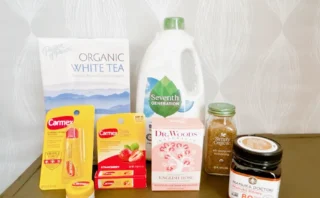iHerbで購入した全8アイテム（白茶、洗剤、マヌカハニー、シーゾニング、リップ3種、石鹸）の集合写真