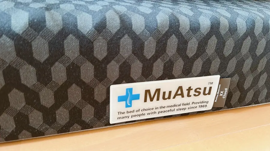 ムアツマットレスXX Cloudのロゴタグとシックな側生地