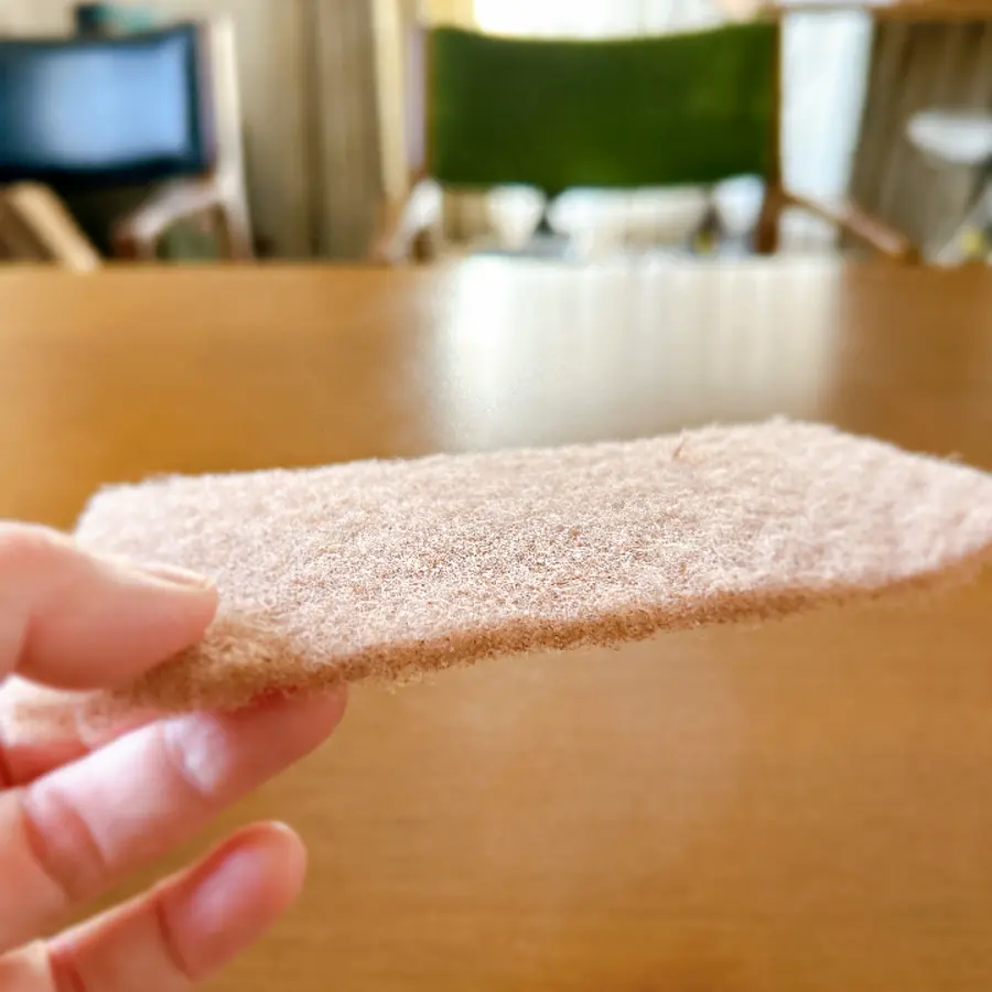 Neat Nutスポンジの驚くべき薄さを手で持っている様子