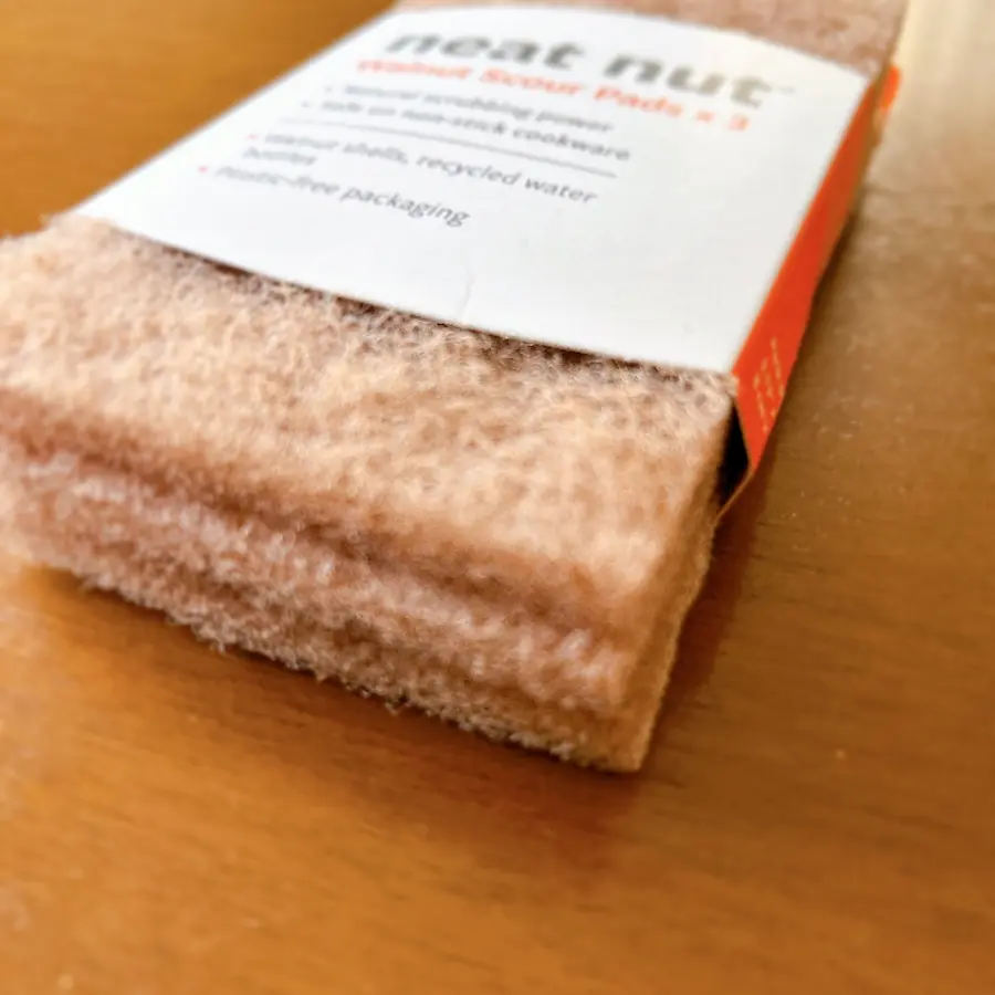 Neat Nutクルミ殻スポンジの表面の質感のアップ