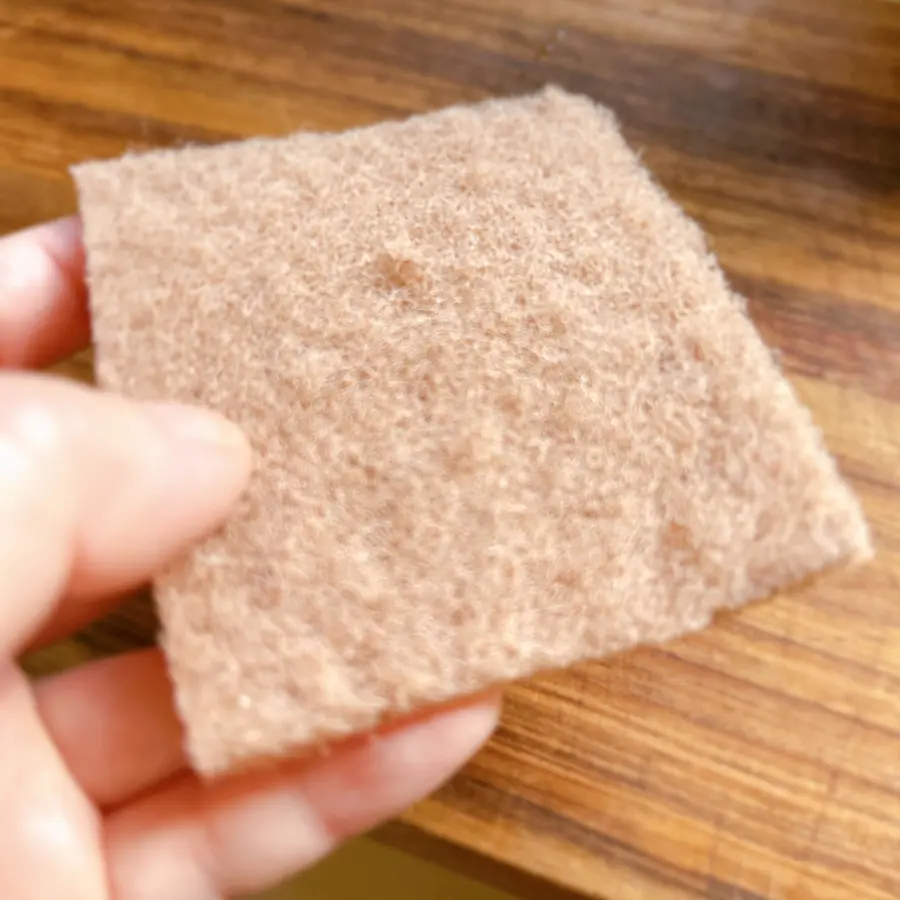 半分にカットして手に馴染むサイズにしたNeat Nutスポンジ