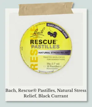 白いPolaroid風のフレームに収められた、BACHレスキューレメディ・パスティル（ブラックカラント）の黄色い缶の真正面からの写真。フレームの下には「Bach, Rescue® Pastilles, Natural Stress Relief, Black Currant」とテキストが書かれている。