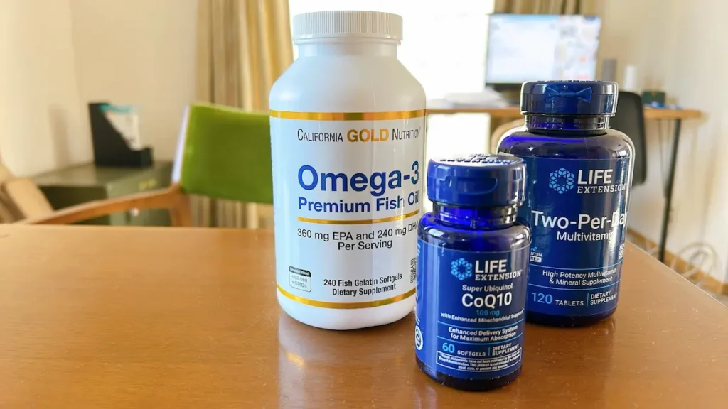 40代の調子をキープするために愛用しているiHerbのサプリメント3本（オメガ3、CoQ10、ツーパーデイ）のボトル並び