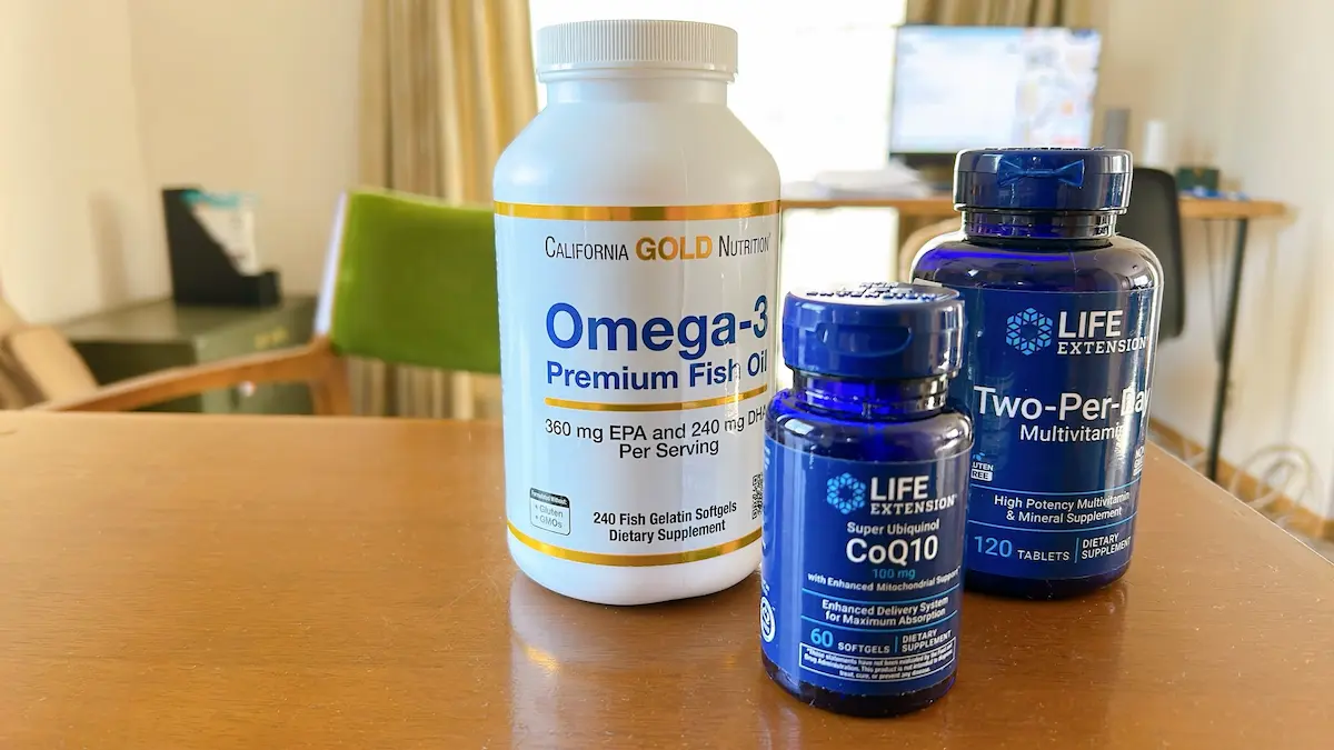 40代の調子をキープするために愛用しているiHerbのサプリメント3本（オメガ3、CoQ10、ツーパーデイ）のボトル並び