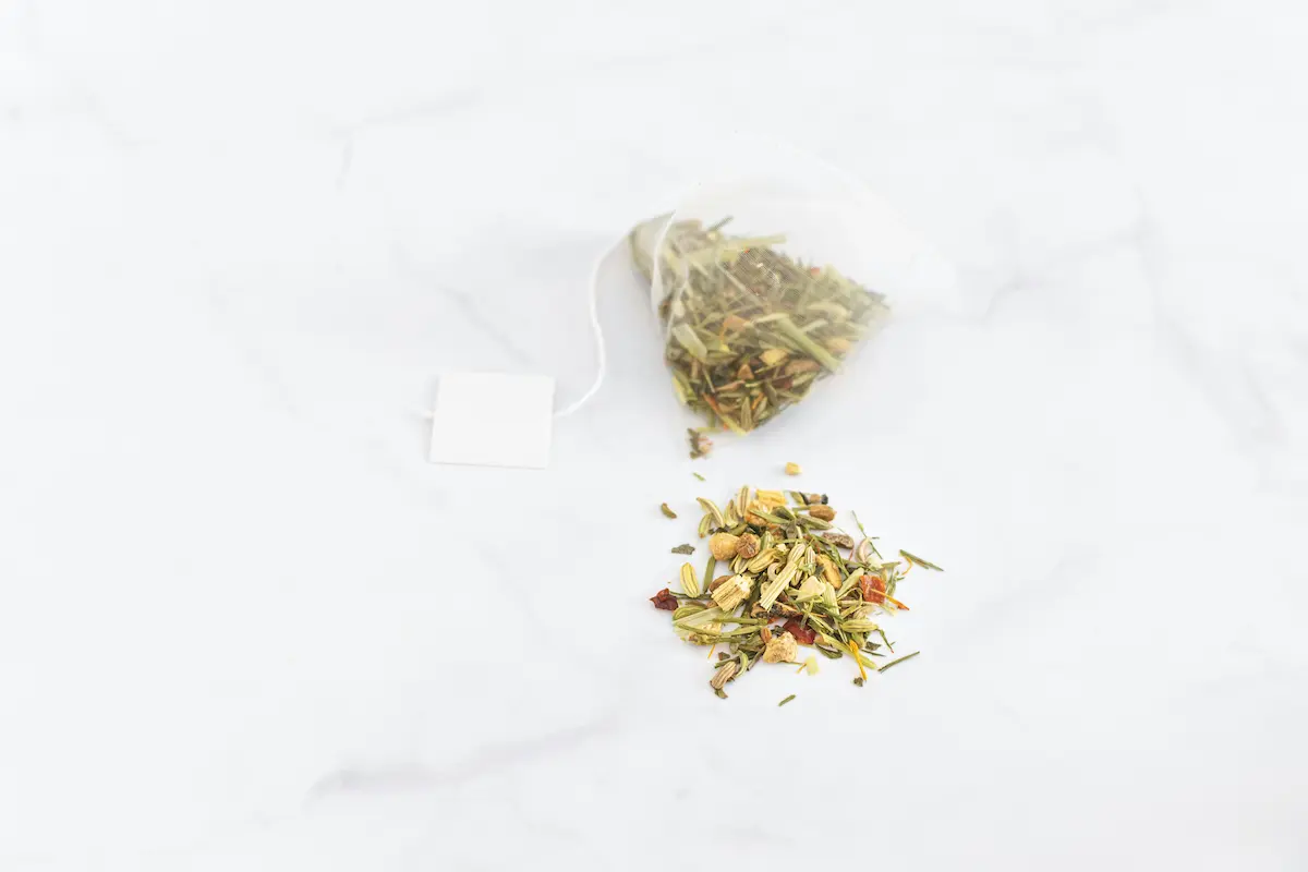 iHerbって怪しい？という不安を解消し、安全に楽しむオーガニックなハーブティーとティーバッグのイメージ写真